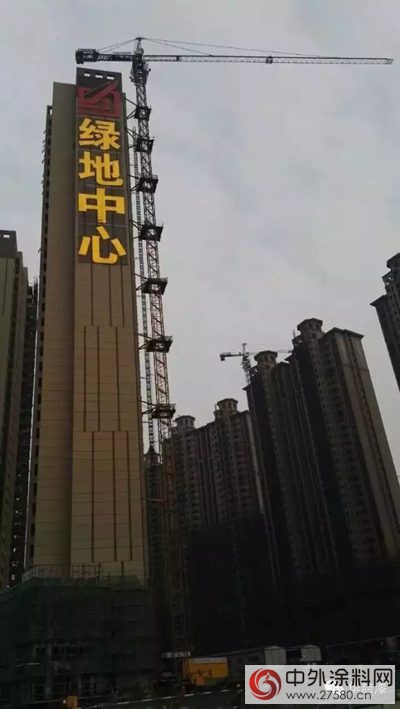 華喆真石漆應用於(yu) 順德綠地中心緊張施工中