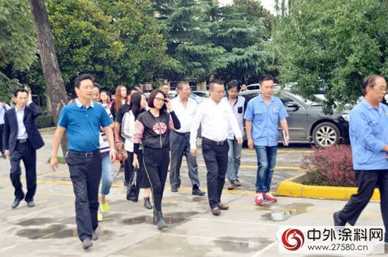 西安建築裝飾材料協會(hui) 一行來寶塔山公司參觀考察
