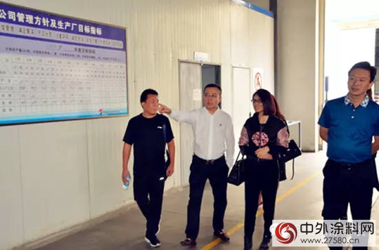 西安建築裝飾材料協會(hui) 一行來寶塔山公司參觀考察