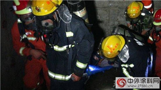 揚州兩(liang) 工人地下刷油漆被困 消防成功營救