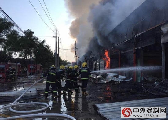 西安一建材市場突發大火 現場濃煙滾滾