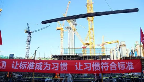 看！五環塔下“虹”旗飄揚