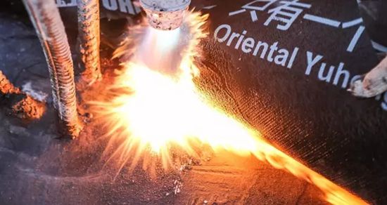 看！五環塔下“虹”旗飄揚
