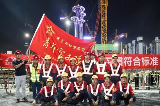 看！五環塔下“虹”旗飄揚