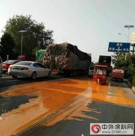 臨(lin) 沂一路口油漆灑滿路 是誰摔壞了油漆桶不管了？
