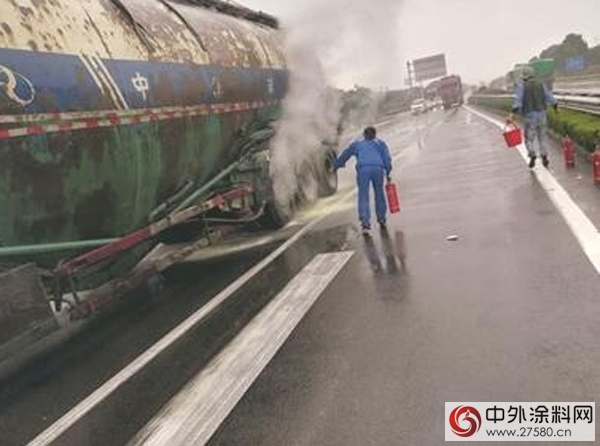 南通一滿載化工原料罐車起火 加油站員工奮力撲救"
124663"