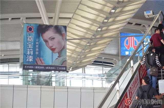 吸睛的嘉寶莉廣告在廣州南站大放光彩