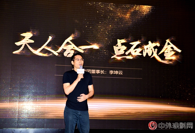 不得了！能彎曲的一體板全球首發