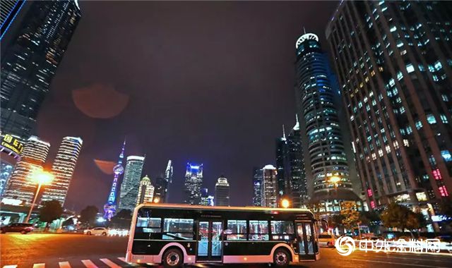 艾仕得為(wei) 上海灘炫酷“黑金剛”智能新公交上色
