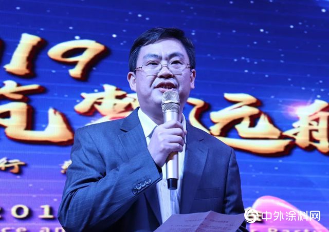 獲多個(ge) 發明專(zhuan) 利、多個(ge) 實用型專(zhuan) 利、通過高新技術企業(ye) 認證.....金塗料寶公司年會(hui) 上分享喜悅！