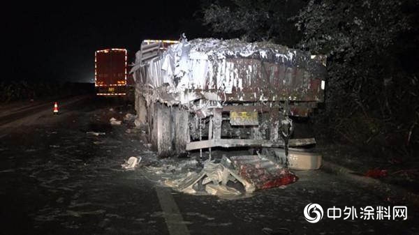開車走神追尾撞 半車塗料灑滿路麵