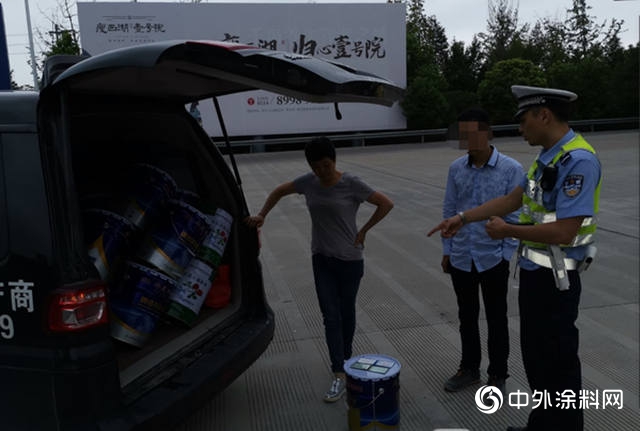 一車裝了14桶油漆還“不以為(wei) 然” 易燃易爆危險品須警惕！"135057"
