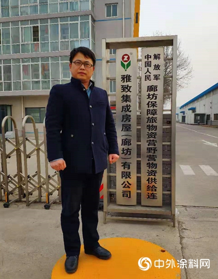 他常在工地爬來爬去，開始大家防著他，後來舉手歡迎