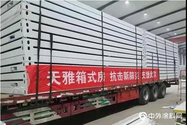 他常在工地爬來爬去，開始大家防著他，後來舉手歡迎