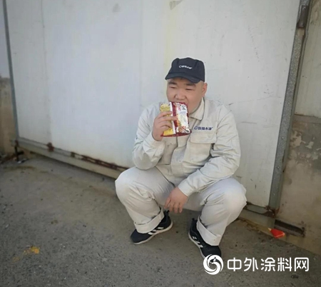 他常在工地爬來爬去，開始大家防著他，後來舉手歡迎