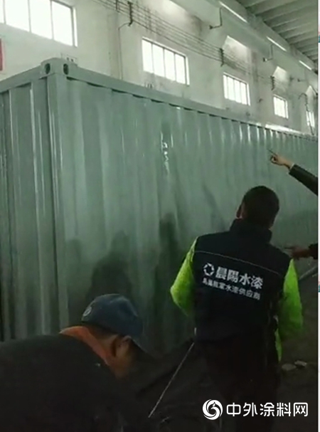 他常在工地爬來爬去，開始大家防著他，後來舉手歡迎