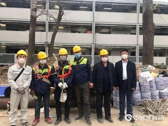 他常在工地爬來爬去，開始大家防著他，後來舉手歡迎