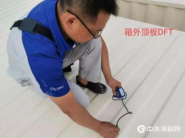 他常在工地爬來爬去，開始大家防著他，後來舉手歡迎