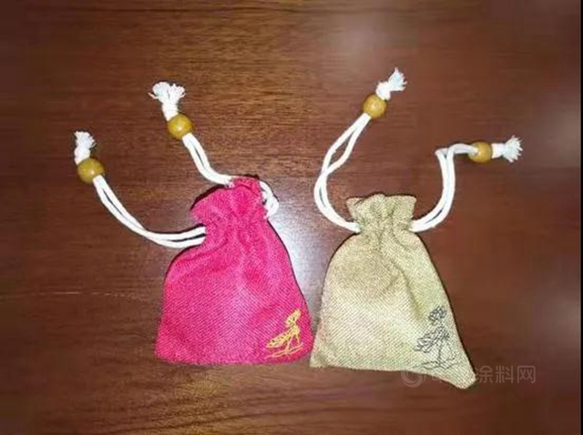 大連建築裝飾行業(ye) 協會(hui) 、大連德欣裝飾公司助力疫情防控獻香囊