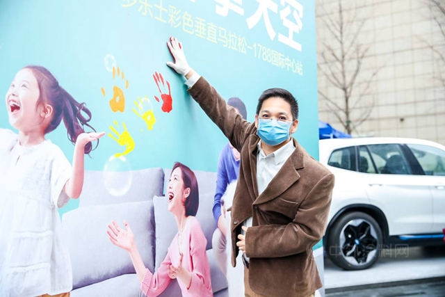 為(wei) 愛攀登 點亮星辰 ——多樂(le) 士彩色垂直馬拉鬆公益跑