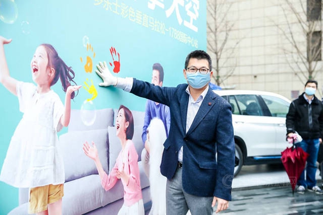 為(wei) 愛攀登 點亮星辰 ——多樂(le) 士彩色垂直馬拉鬆公益跑