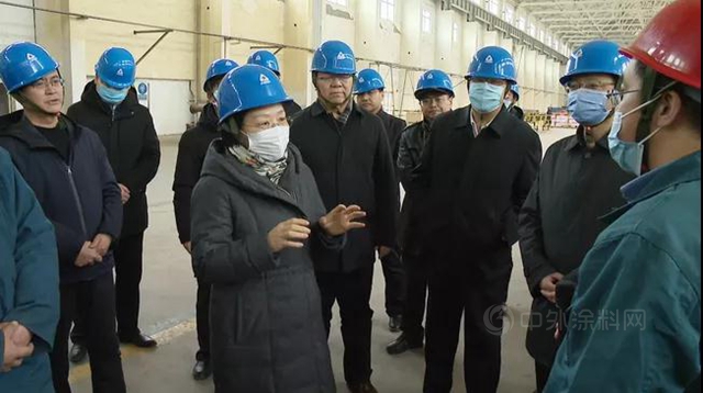 甘肅國鈦首爐海綿鈦成功產(chan) 出 金昌市領導觀摩並予肯定