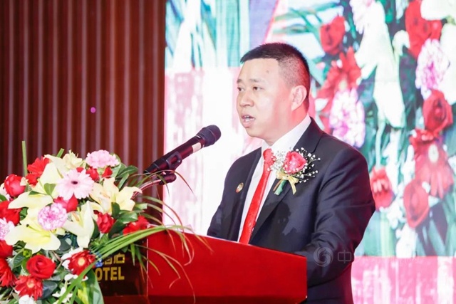 匯龍塗料獲省門協“領軍(jun) 企業(ye) ”及廣州定製家居協會(hui) “戰略合作夥(huo) 伴”等殊榮