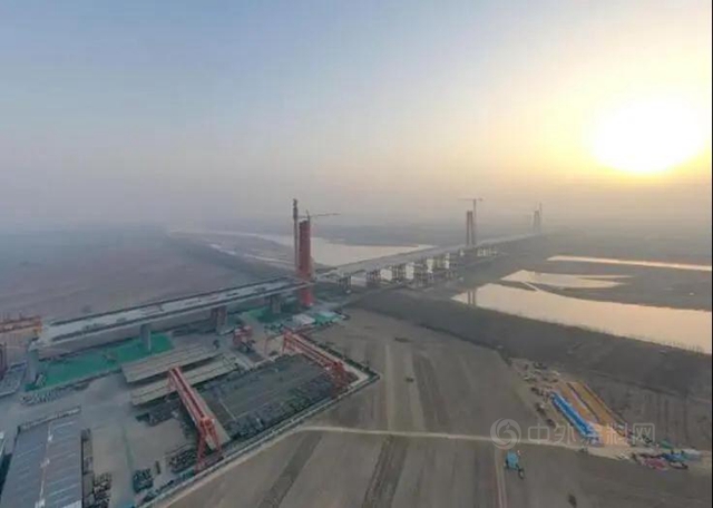 濟南鳳凰黃河大橋三塔封頂，為(wei) 世界最大跨度三塔自錨式懸索橋