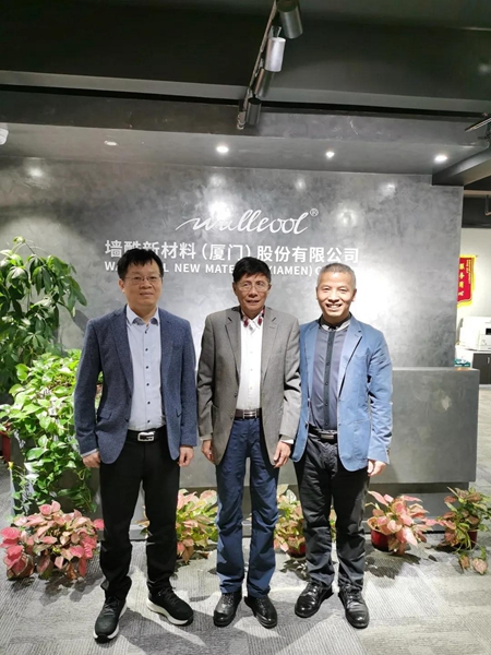 國貿控股原董事長何福龍先生親(qin) 臨(lin) 牆酷公司考察指導工作