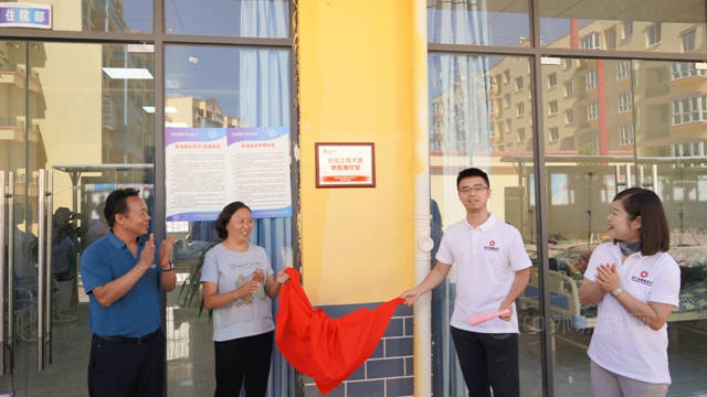 中央表彰！三棵樹洪傑獲“全國脫貧攻堅先進個(ge) 人” 、傳(chuan) 化集團獲“全國脫貧攻堅先進集體(ti) ”