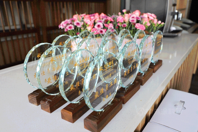 春因你而溫暖 花因你而盛開——七彩建設總公司年度表彰暨“三·八”婦女節慶典側(ce) 記