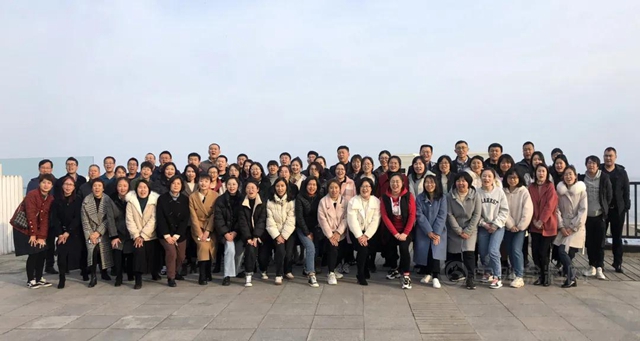 春因你而溫暖 花因你而盛開——七彩建設總公司年度表彰暨“三·八”婦女節慶典側(ce) 記