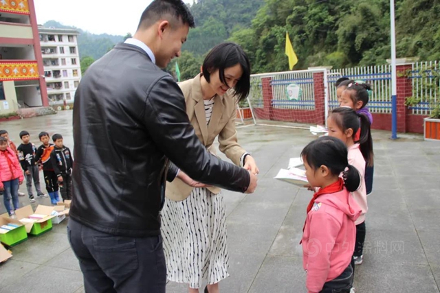 海虹老人在小穀溪村開展幫扶調研並向小穀溪小學捐贈教師培訓資金