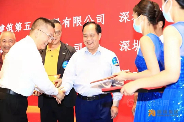 鵬程萬(wan) 裏 共贏未來——維業(ye) 股份榮膺鵬瑞集團“十年長期合作獎”