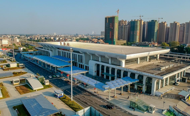 廣西境內(nei) 第一幅高鐵廣告落戶貴港，萬(wan) 磊新農(nong) 村建設合作供應商正式上畫