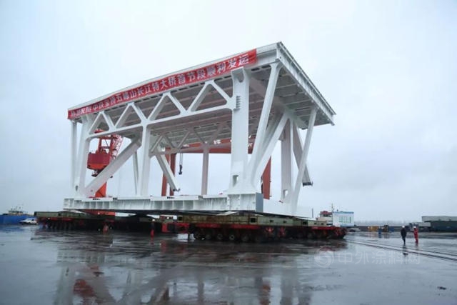 世界最大公鐵懸索橋首節鋼梁架設，重1170噸，堪比20節高鐵車廂！