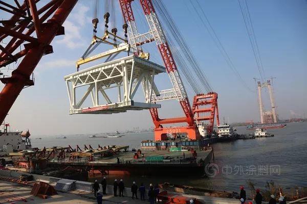 世界最大公鐵懸索橋首節鋼梁架設，重1170噸，堪比20節高鐵車廂！