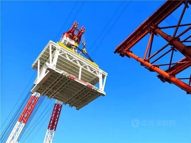 世界最大公鐵懸索橋首節鋼梁架設，重1170噸，堪比20節高鐵車廂！