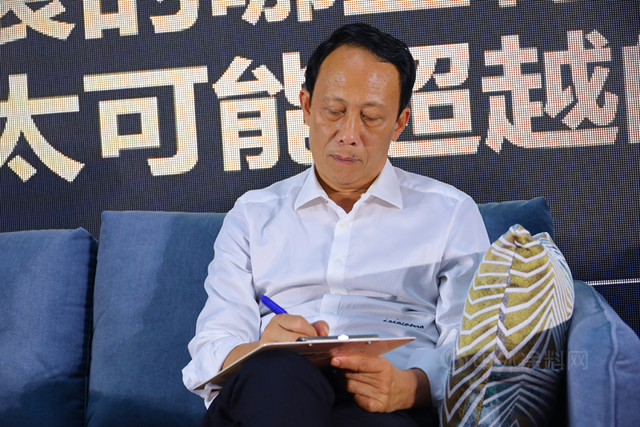 君子蘭(lan) 與(yu) 湖北樂(le) 家，就是要做最好的實木塗裝家居！
