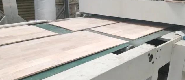 蓬江牌LED工藝門往複噴塗底漆