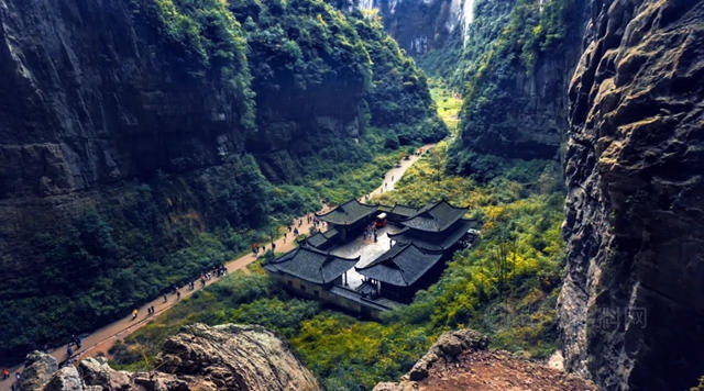 東(dong) 方雨虹李衛國：置之死地而後生（中英雙語）