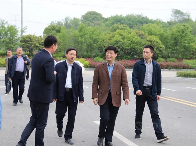 湖北省經信廳規劃和技術改造處處長黃敏鴻一行蒞臨(lin) 凱倫(lun) 華中產(chan) 業(ye) 基地參觀調研