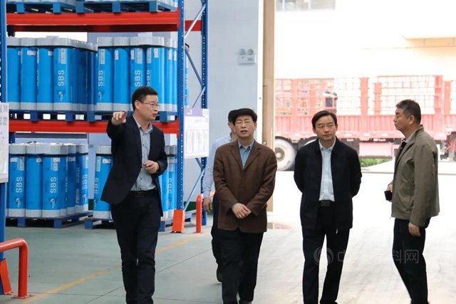 湖北省經信廳規劃和技術改造處處長黃敏鴻一行蒞臨(lin) 凱倫(lun) 華中產(chan) 業(ye) 基地參觀調研