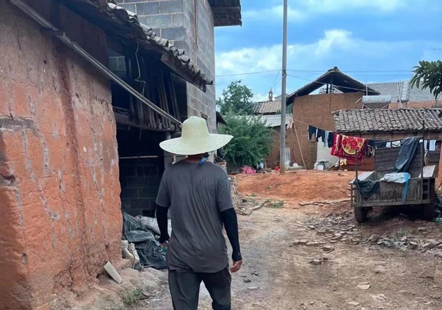 關(guan) 愛留守兒(er) 童 資助貧困學生 保儷(li) 萊“大愛無疆 點亮夢想”係列公益活動（雲(yun) 南石林站）