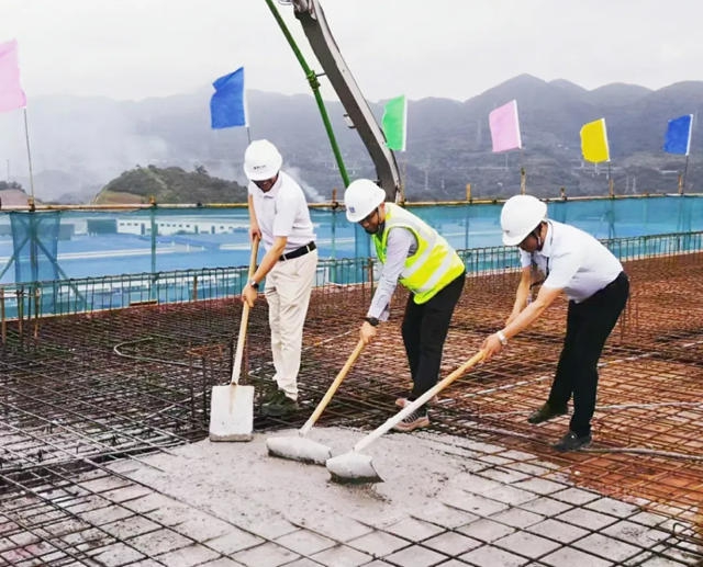 亞(ya) 士創能西南綜合智能製造基地主體(ti) 結構封頂，再次彰顯亞(ya) 士速度、中國速度