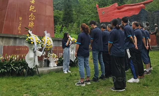 奮鬥百年路 啟航新征程 | 四川巴德士黨(dang) 組織前往革命聖地，瞻仰烈士紀念碑，傳(chuan) 承紅色基因