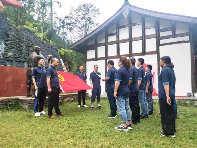 奮鬥百年路 啟航新征程 | 四川巴德士黨(dang) 組織前往革命聖地，瞻仰烈士紀念碑，傳(chuan) 承紅色基因