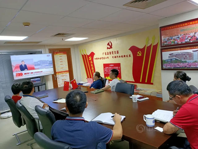 廣東(dong) 省塗料行業(ye) 協會(hui) 致敬功勳黨(dang) 員，協會(hui) 秘書(shu) 處觀看“七一勳章”頒授儀(yi) 式