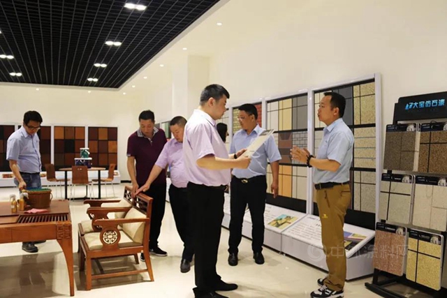 築巢引鳳｜成都家具商會(hui) 偕眾(zhong) 家具企業(ye) 領導一行蒞臨(lin) 成都大寶參觀訪問