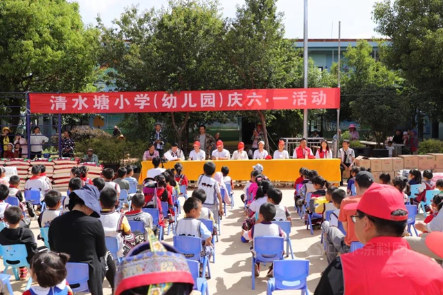 關(guan) 愛留守兒(er) 童 資助貧困學生 保儷(li) 萊“大愛無疆 點亮夢想”係列公益活動（雲(yun) 南石林站）